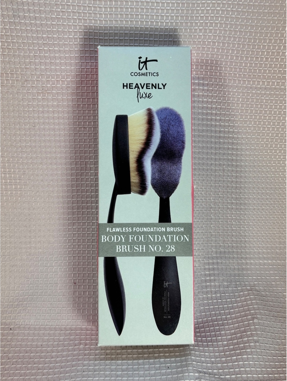 IT Cosmetics Heavenly Luxe Body Foundation Brush No. 28 in box